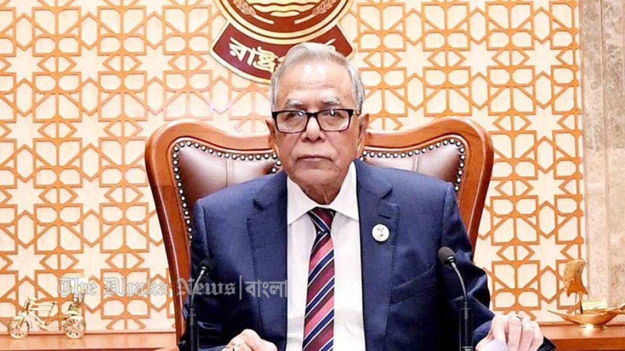 রাতে দেশ ছাড়লেন সাবেক রাষ্ট্রপতি আবদুল হামিদ