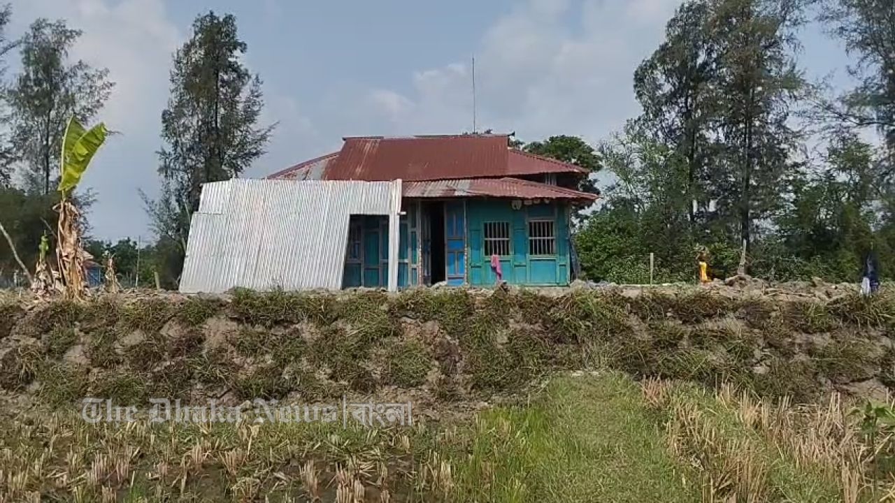 নোয়াখালীতে প্রবাসীর বাড়িতে হামলা