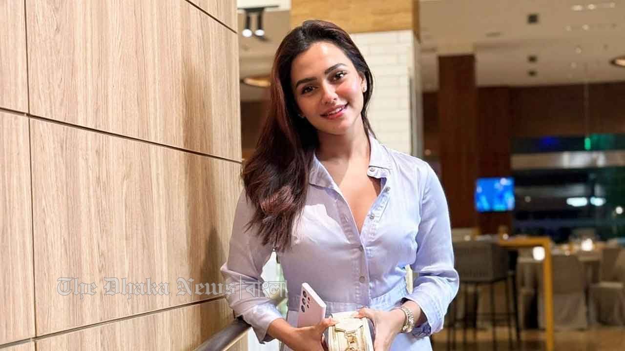 নুসরাত ফারিয়াকে আটকে দিলো ইমিগ্রেশন পুলিশ