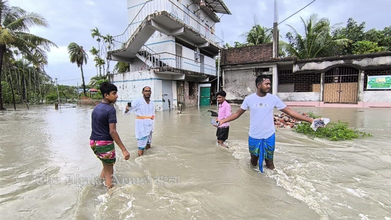 নোয়াখালীতে বৃষ্টি ও জোয়ারের পানিতে দুর্ভোগ-আতঙ্ক, ২৮৫ মিলিমিটার বৃষ্টিপাত রেকর্ড