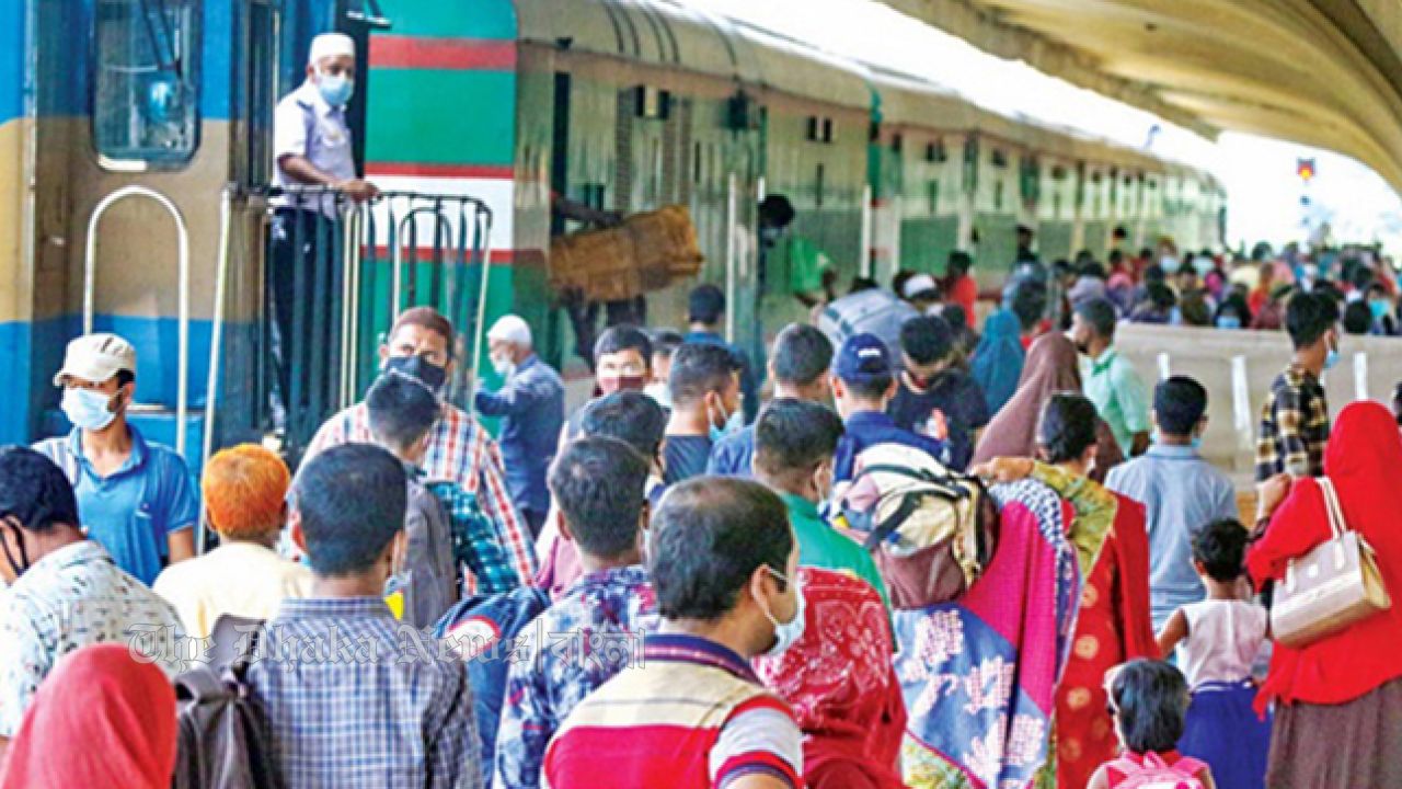 খুশির ঈদযাত্রা : ট্রেন ছাড়ছে সময় মতোই, উচ্ছ্বসিত ঘরমুখো মানুষ