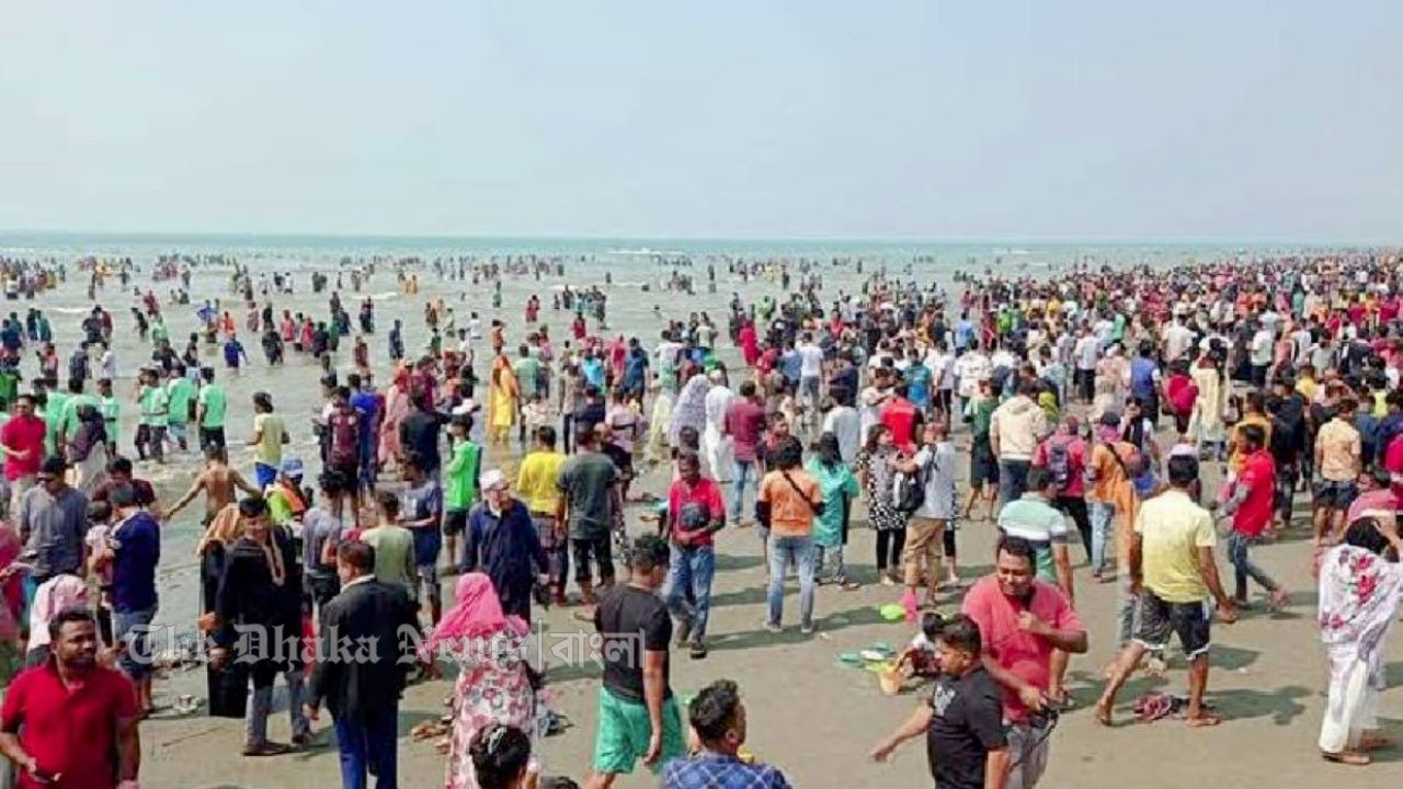 ঈদের ছুটিতে কক্সবাজারে সৈকতে লাখো পর্যটক উপচেপড়া ভিড়, বাড়তি নজরদারিতে প্রশাসন