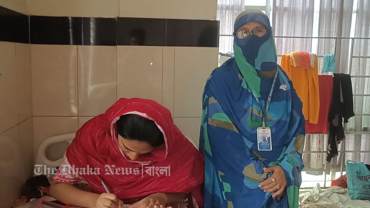 হাসপাতালে বসেই এইচএসসি পরীক্ষা দিলেন ইশা