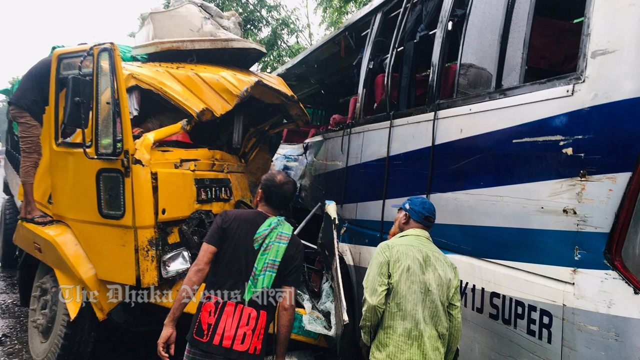 পাবনায় বাস-ট্রাকের মুখোমুখি সংঘর্ষ, নিহত ৩