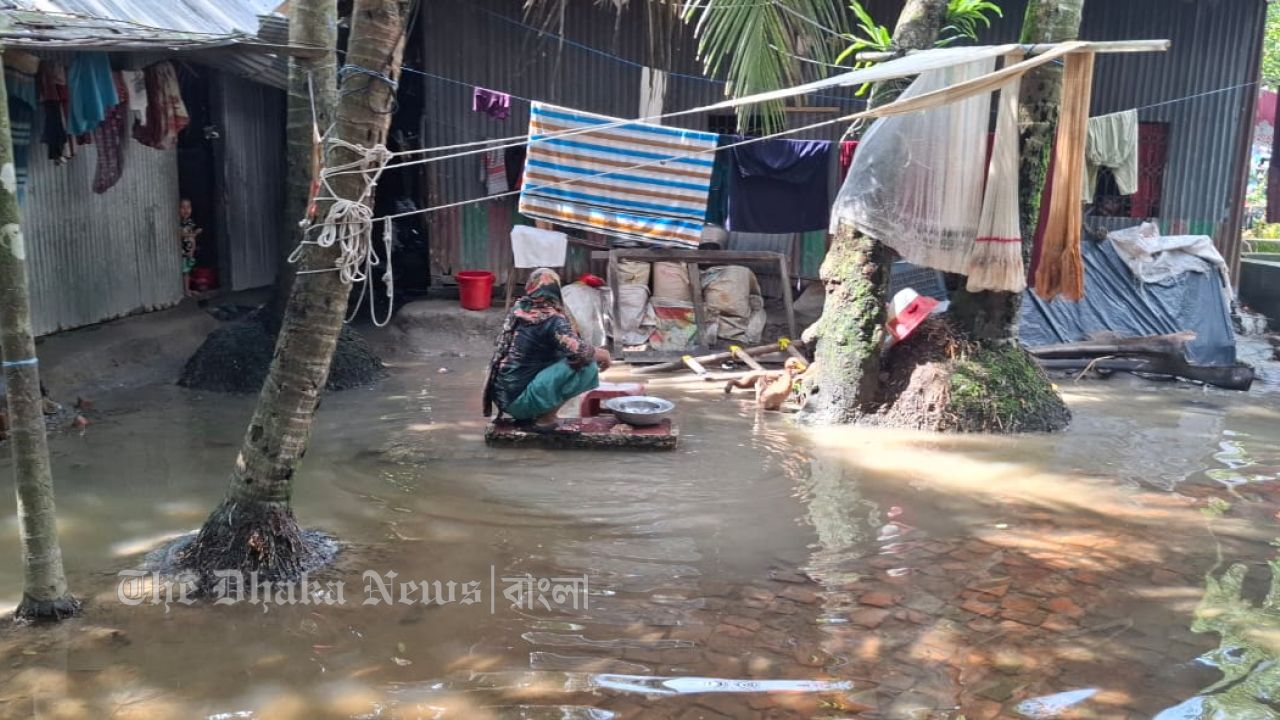 নোয়াখালীতে এখনো ২ লাখ মানুষ পানিবন্দি দুভোর্গ ফুরাচ্ছে না 