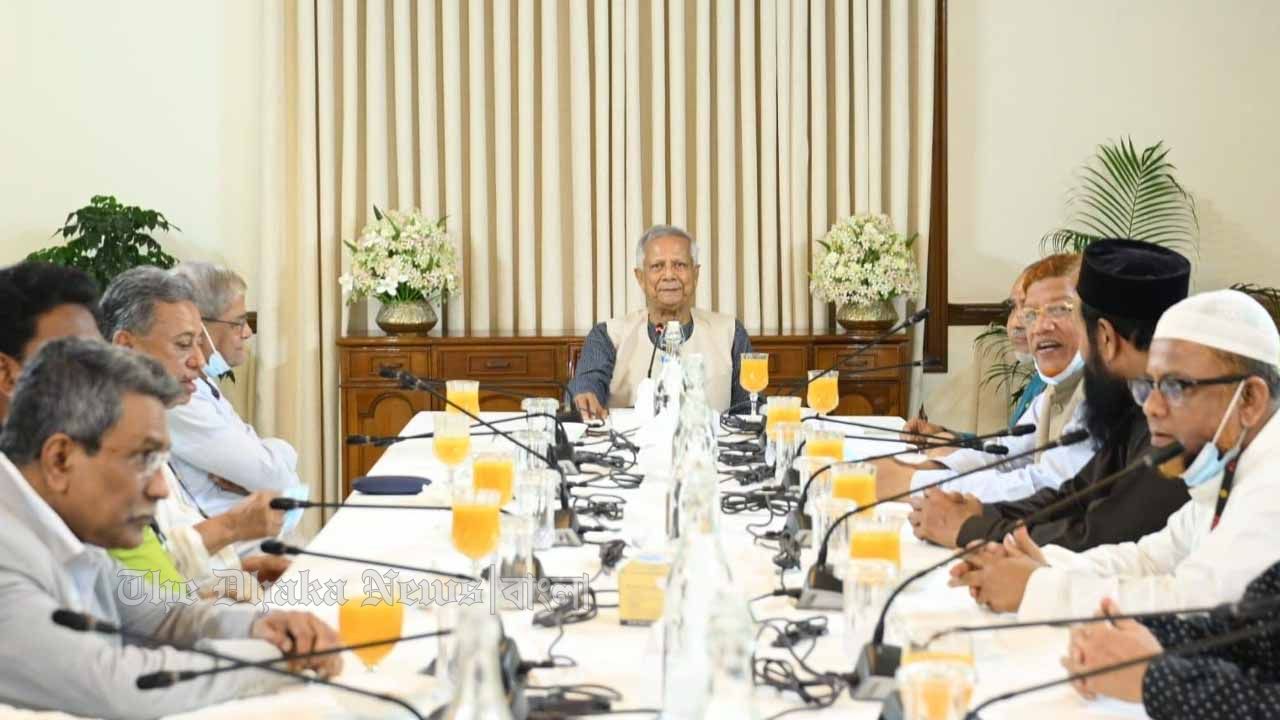 রাজনৈতিক দলের নেতাদের সঙ্গে জরুরি বৈঠকে প্রধান উপদেষ্টা