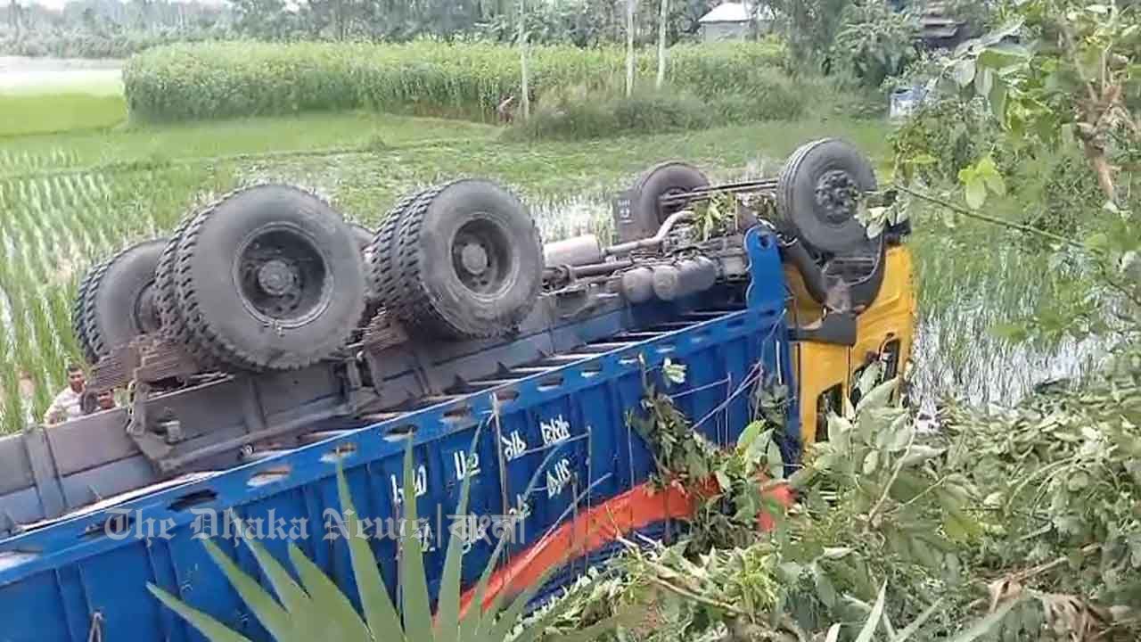 নওগাঁয় দুই ট্রাকের মুখোমুখি সংঘর্ষে নিহত ১