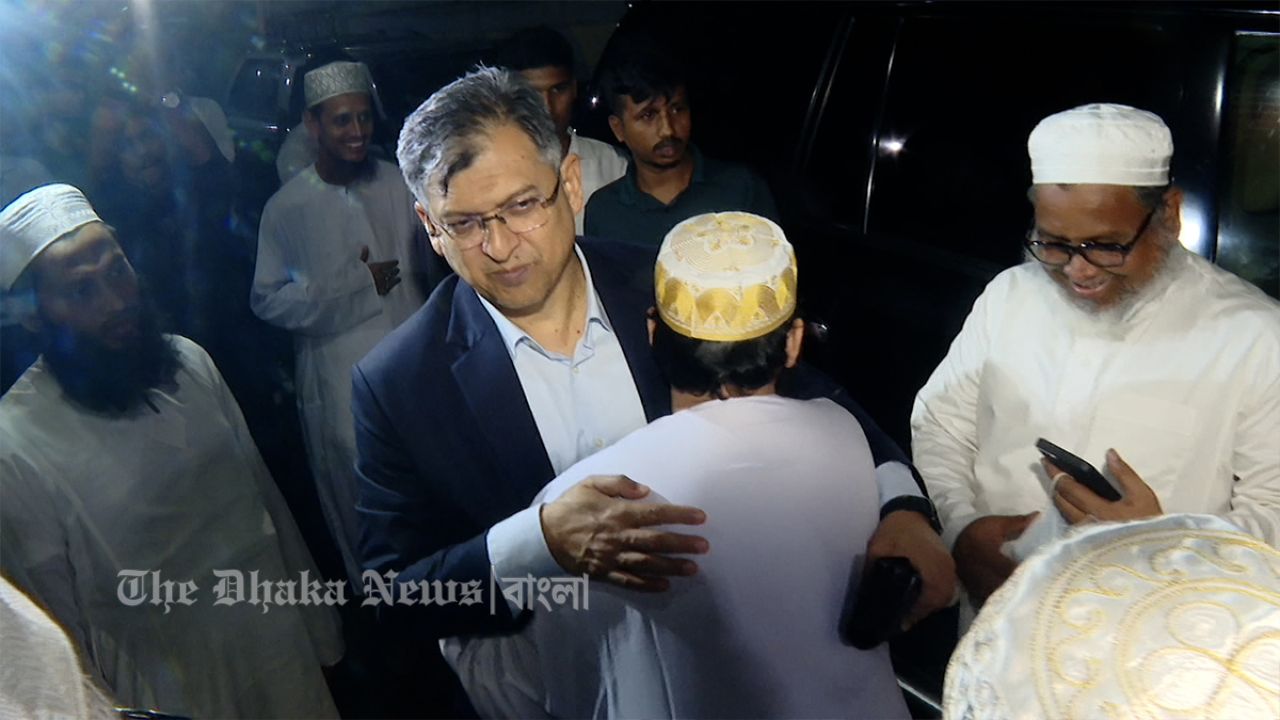 দোয়া নিতে ছারছিনা পীরের সাথে সালাহউদ্দিন আহমদের সাক্ষাৎ
