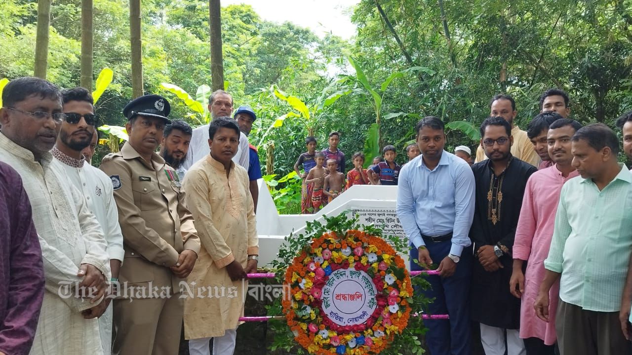 হাতিয়ায় গণ অভ্যুত্থানে নিহত শহীদ রিটনের কবরে পুষ্পমাল্য অর্পণ করেন উপজেলা প্রশাসন