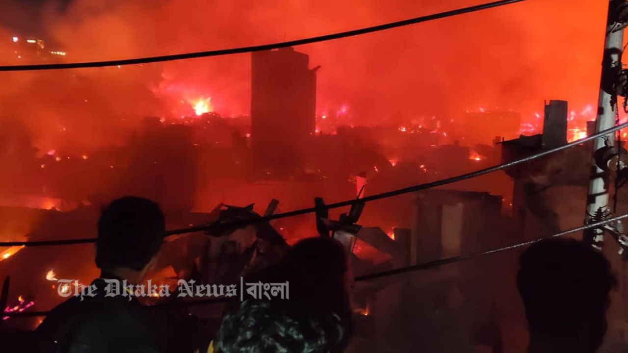 কড়াইল বস্তিতে আগুন নিয়ন্ত্রণে ফায়ার সার্ভিসের পানি সংকট