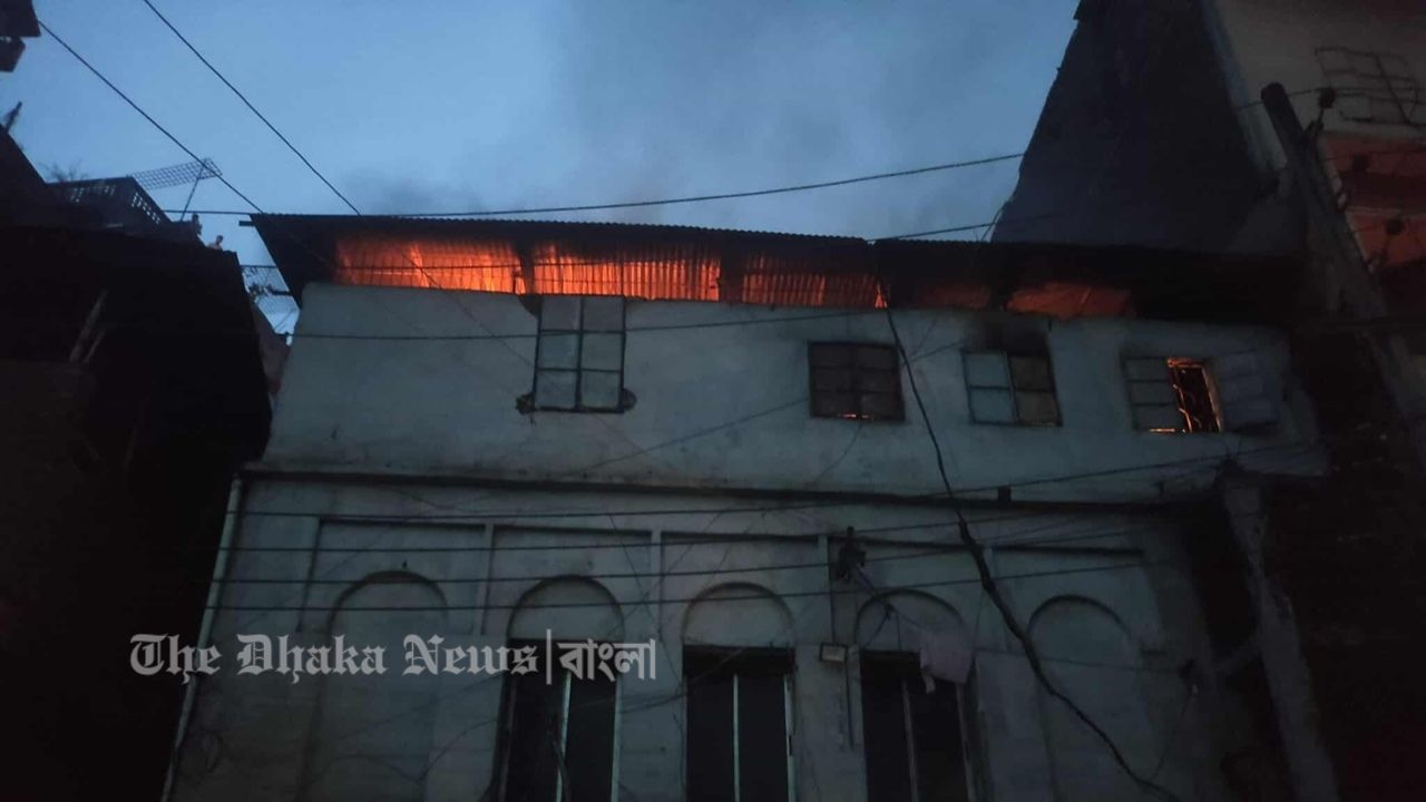 চকবাজারে দুটি ভবনের আগুন দেড় ঘণ্টায় নিয়ন্ত্রণে