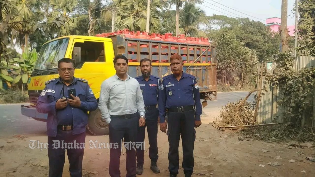 চন্দ্রগঞ্জে গ্যাস সিলিন্ডার অতিরিক্ত দামে বিক্রির অভিযোগে চার ব্যবসায়ীকে জরিমানা