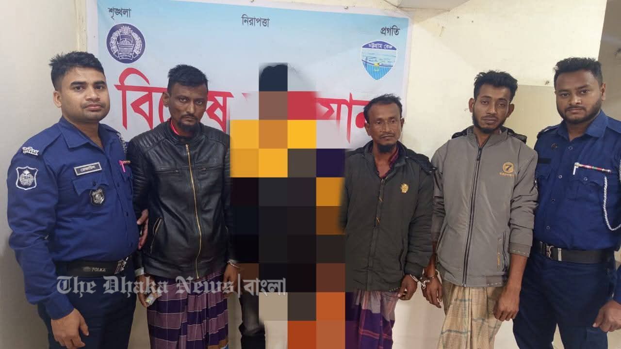 চন্দ্রগঞ্জের ডাকাতির ঘটনায় ৩ জন আটক, স্বর্ণ ও অস্ত্র উদ্ধার 