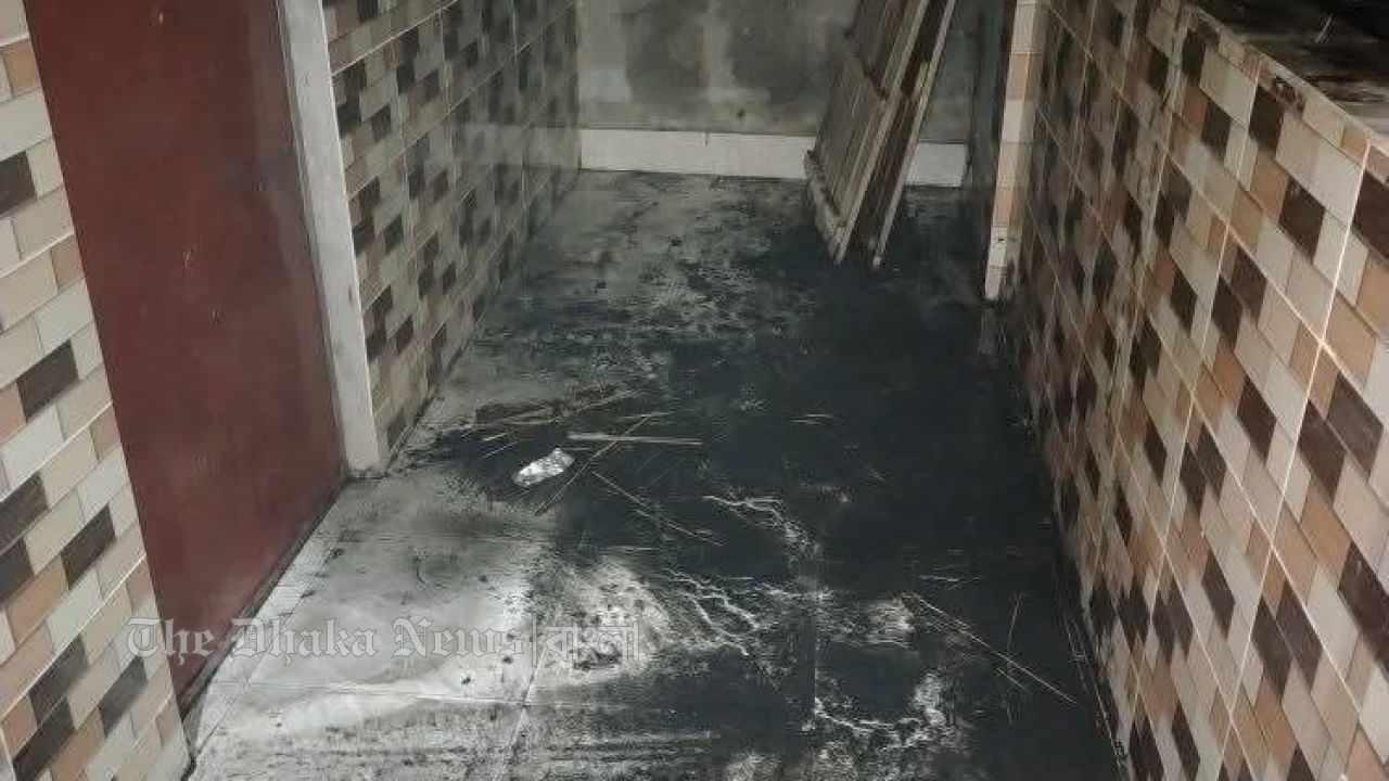 চন্দ্রগঞ্জে গভীর রাতে বসতবাড়িতে অগ্নিসংযোগ, ঘটনার তদন্তে পুলিশ