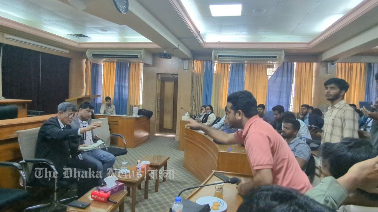 চবি তে উপাচার্যের সঙ্গে মুখোমুখি ছাত্রদল