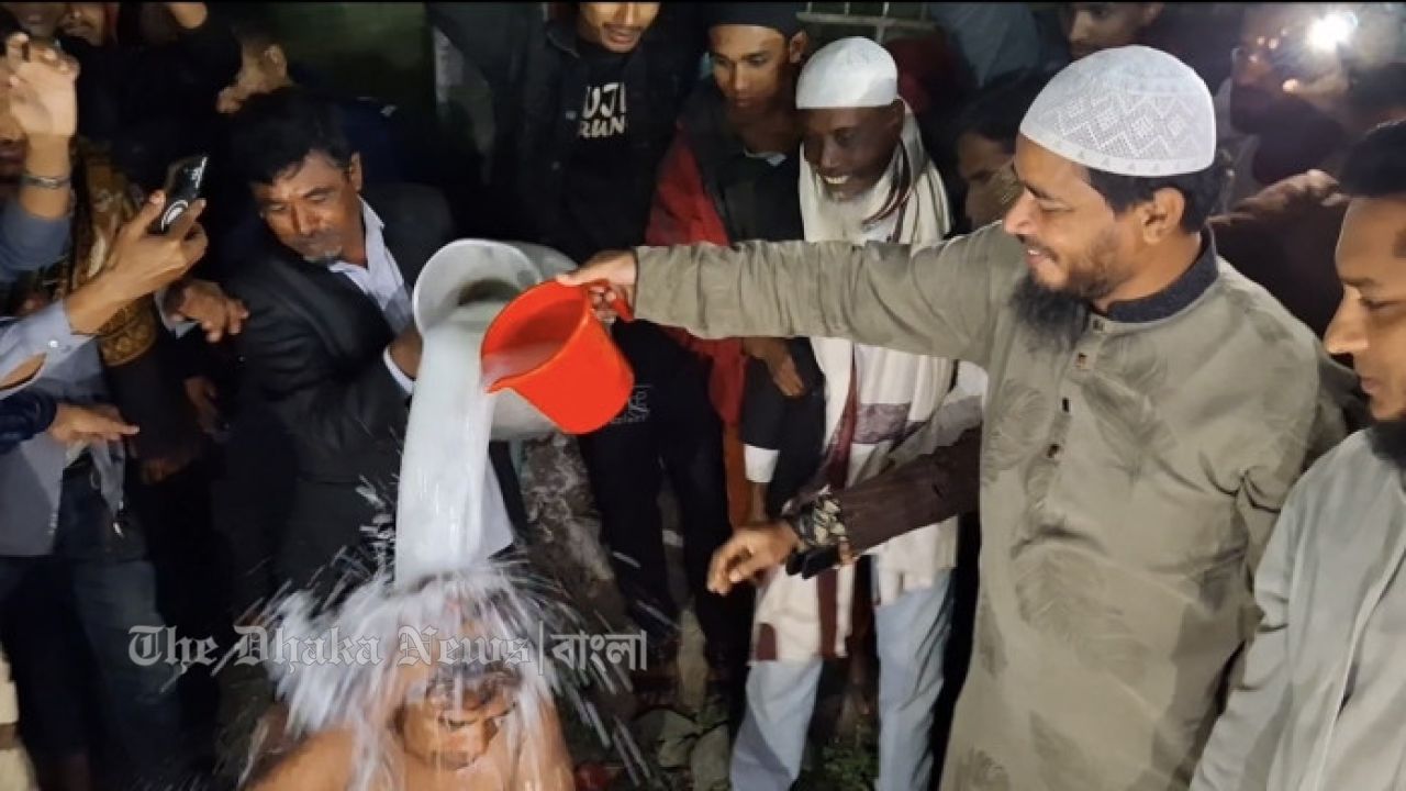 দুধ দিয়ে গোসল করে জামায়াতে যোগ দিলেন মৎস্যজীবী দলের নেতা