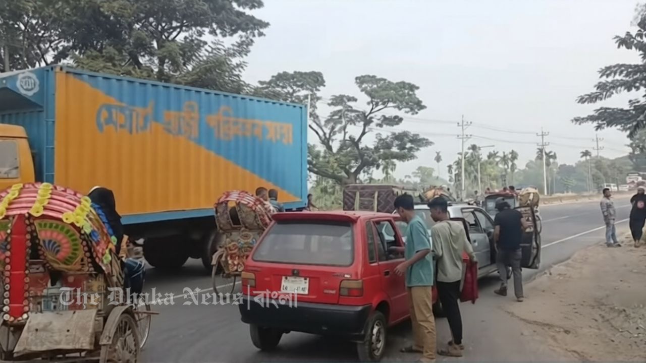 ঢাকা-চট্টগ্রাম মহাসড়ক এখন মরণফাঁদ: বিপন্ন জনজীবন