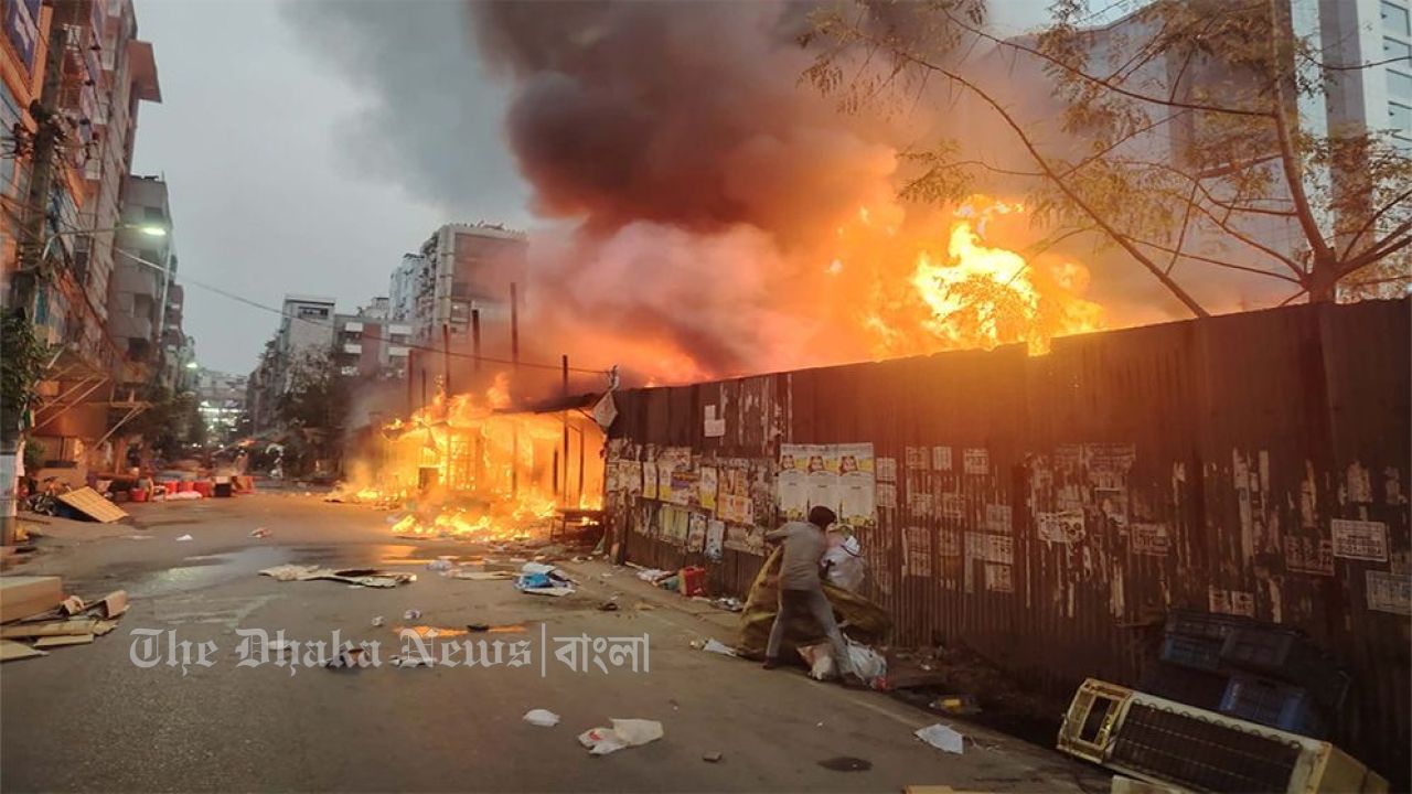 রাজধানীর উত্তরায় কাঁচাবাজারে ভয়াবহ অগ্নিকাণ্ড, নিয়ন্ত্রণে ৫ ইউনিট