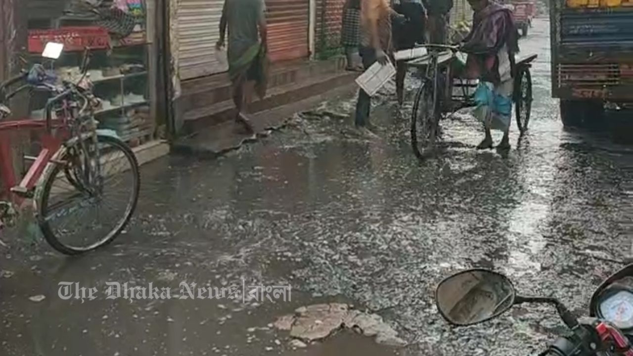 চান্দিনা বাজারে তীব্র যানজট ও অব্যবস্থাপনা: চরম ভোগান্তিতে সাধারণ মানুষ