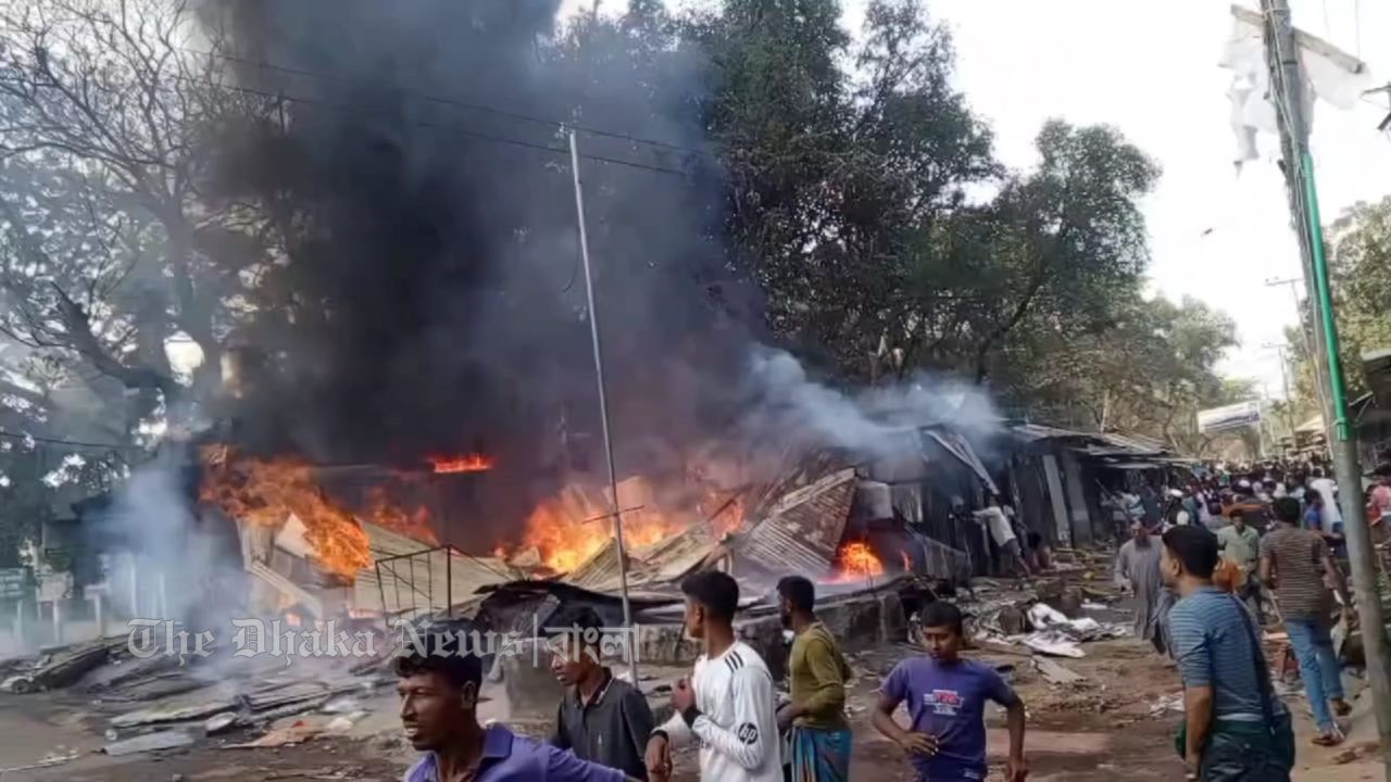 হাতিয়ায় গ্যাস সিলিন্ডার বিস্ফোরেণে ৮ দোকান পুড়ে ছাই  