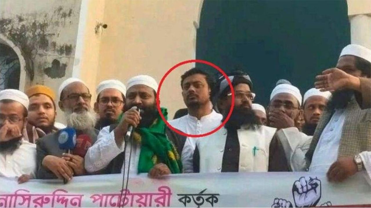 নিজের বিরুদ্ধে ডাকা বিক্ষোভে হাজির খোদ নাসীরুদ্দীন পাটওয়ারী