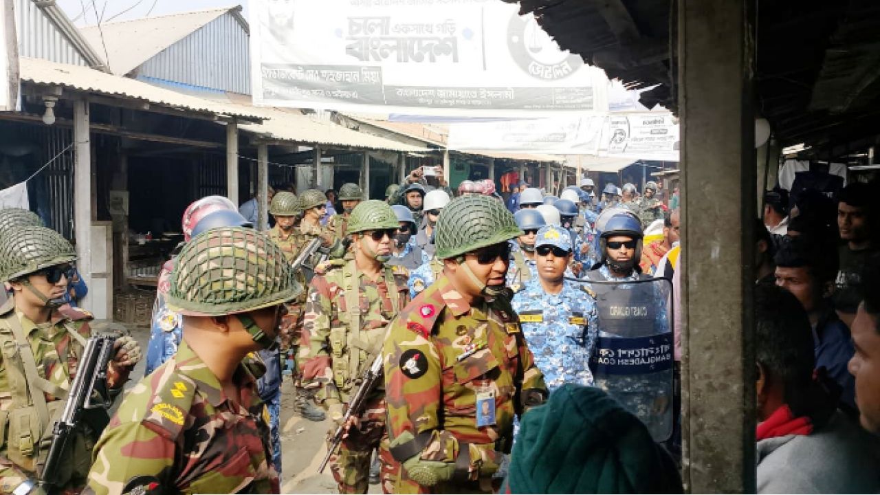 হাইমচরের দুর্গম ভোট কেন্দ্রে যৌথ বাহিনীর টহল 