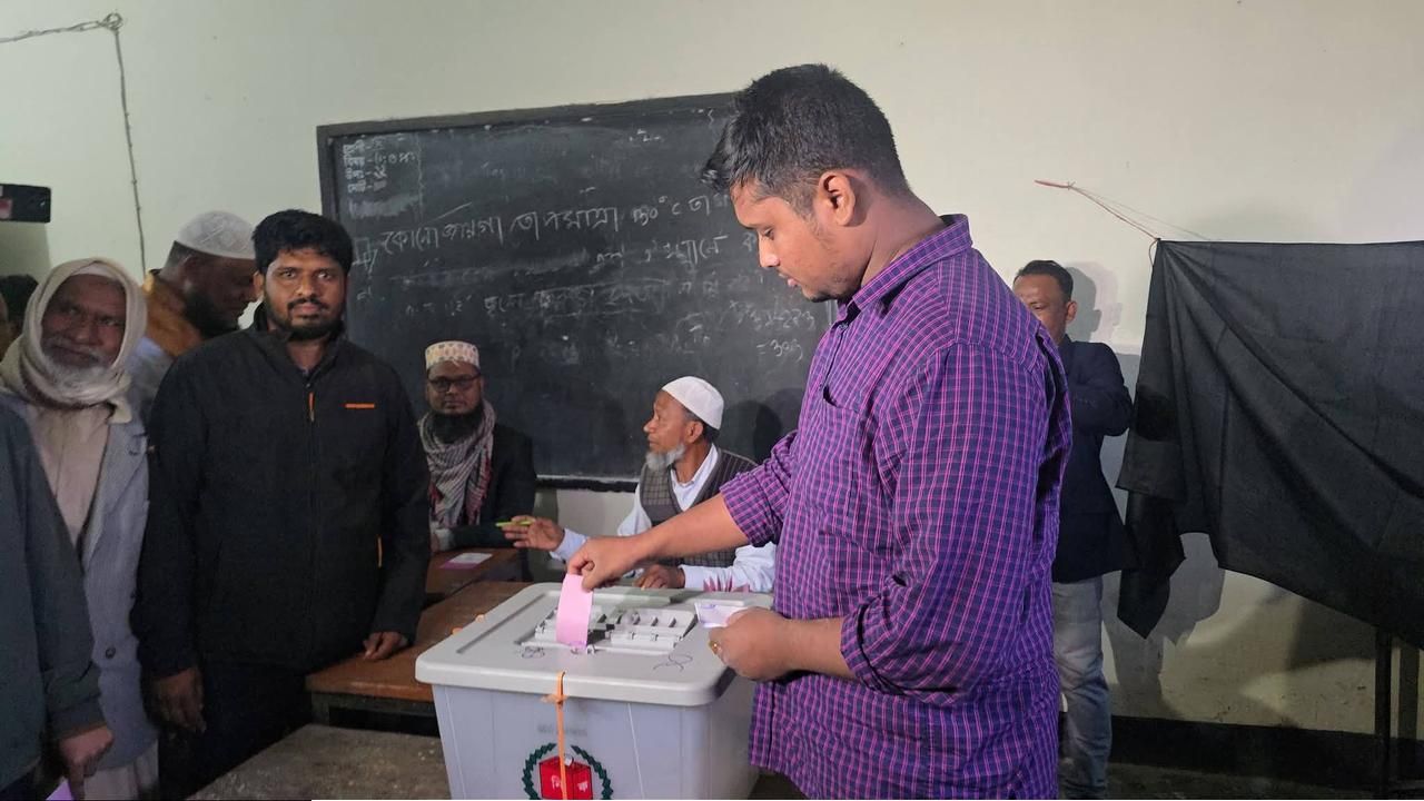 হাসনাত আব্দুল্লাহ ভোট দিলেন তার নিজ কেন্দ্রে 
