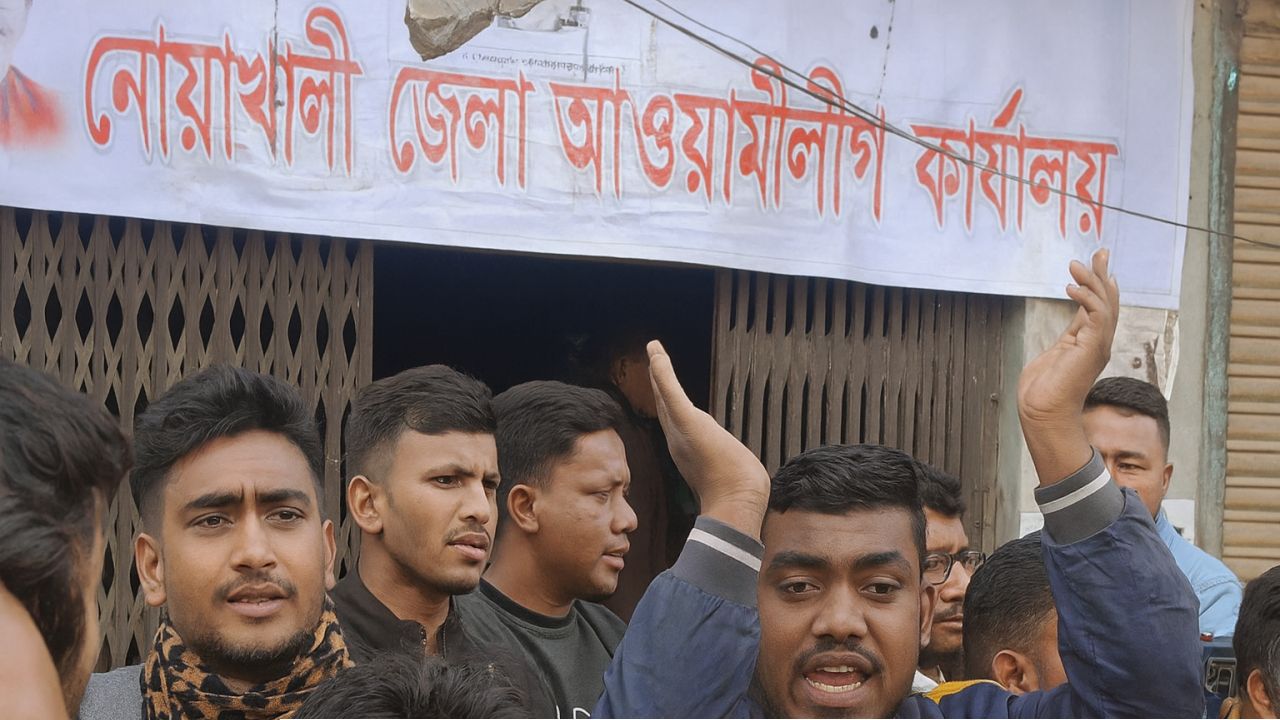 নোয়াখালীতে তালা ভেঙে আ.লীগ কার্যালয়ে ব্যানার টানালেন নেতাকর্মীরা