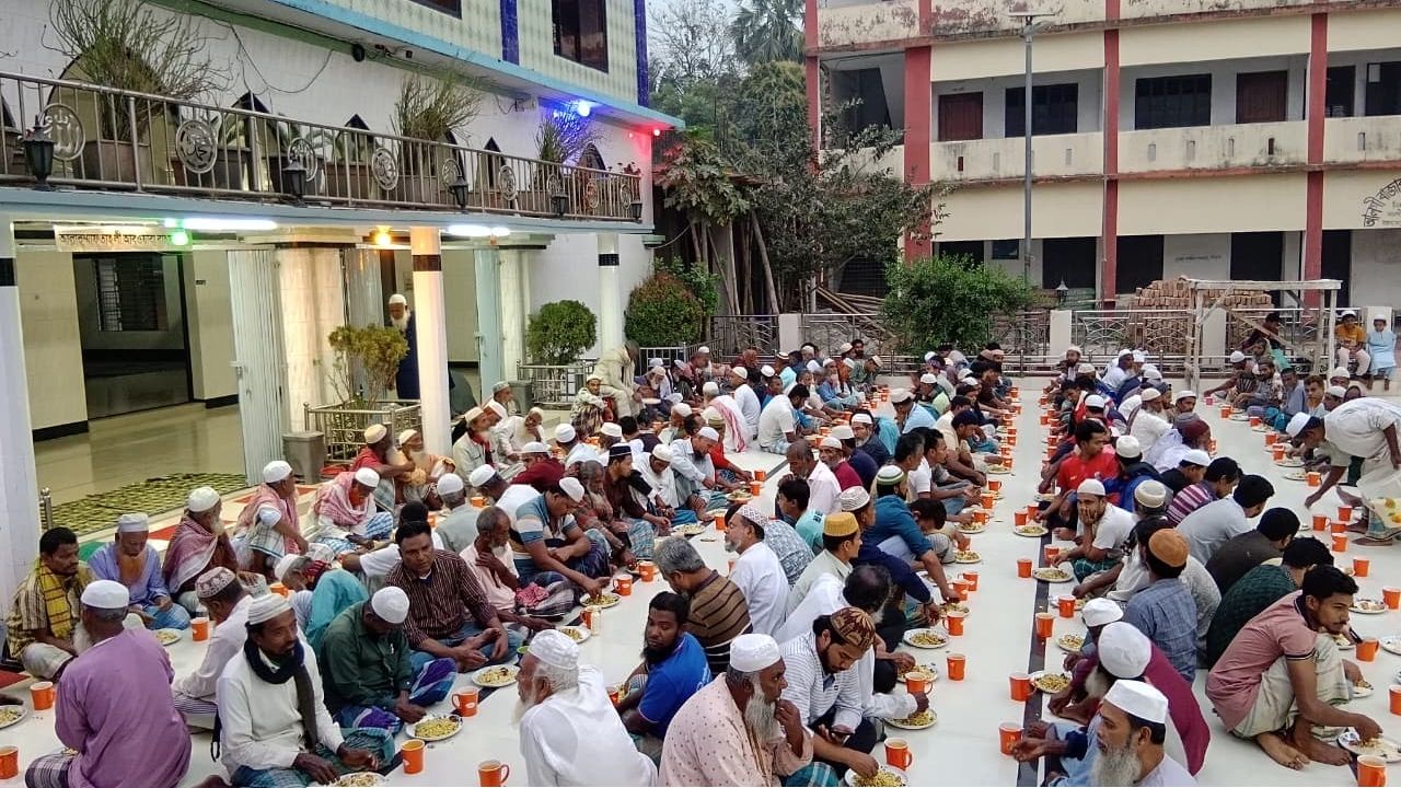 আলগী বাজার কেন্দ্রীয় মসজিদে পাঁচ বছর ধরে চলছে ইফতার আয়োজন
