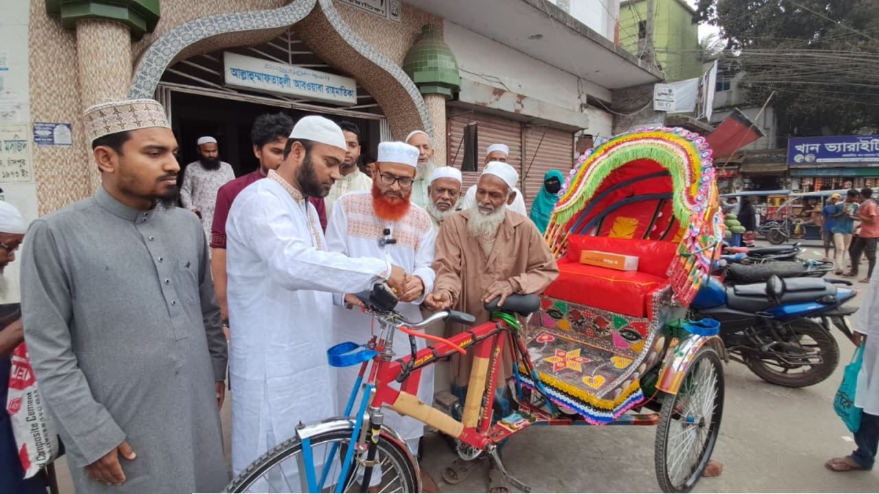 এবার অস্বচ্ছল ব্যক্তি পেল চাঁদপুর জামায়াতের ব্যাটারিচালিয়ে রিক্সা 