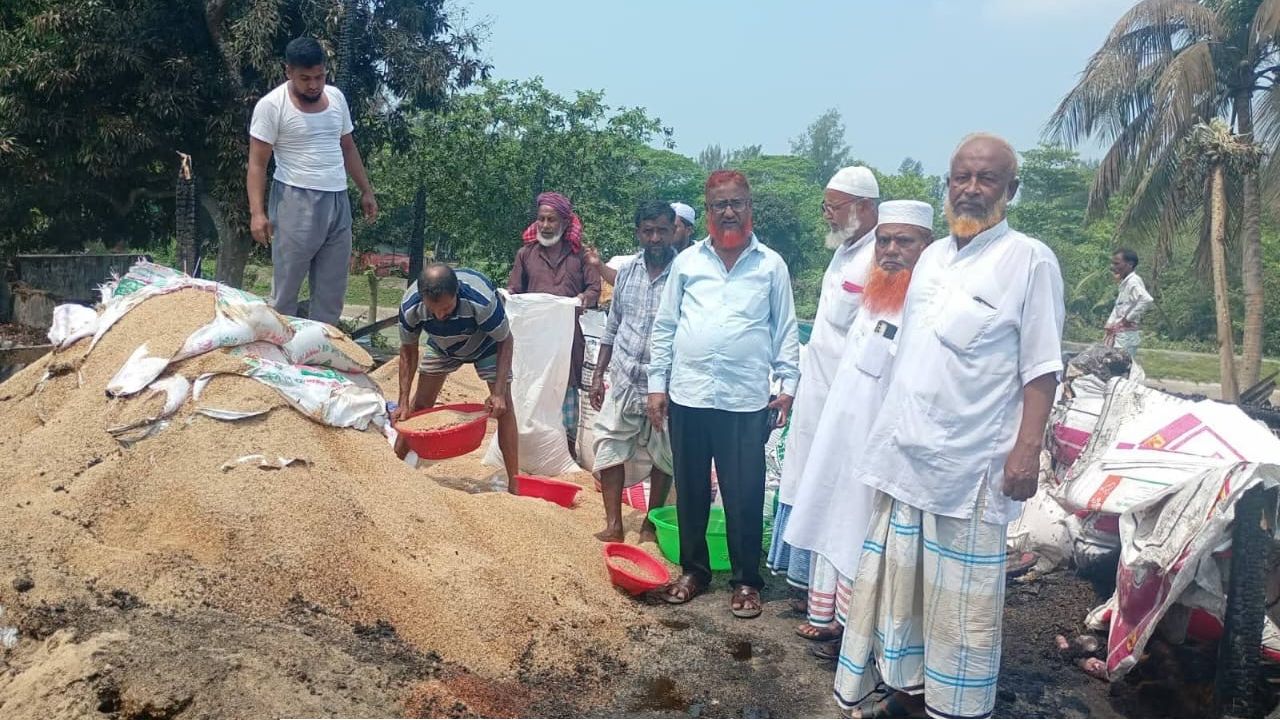 নোয়াখালীতে ভয়াবহ অগ্নিকাণ্ডে ২৪ দোকান পুড়ে ছাই