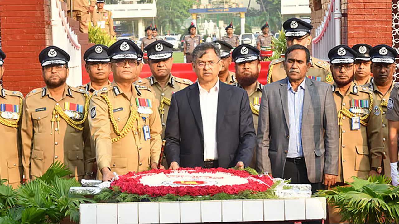 শহীদ পুলিশ সদস্যদের প্রতি স্বরাষ্ট্রমন্ত্রী ও আইজিপির শ্রদ্ধা