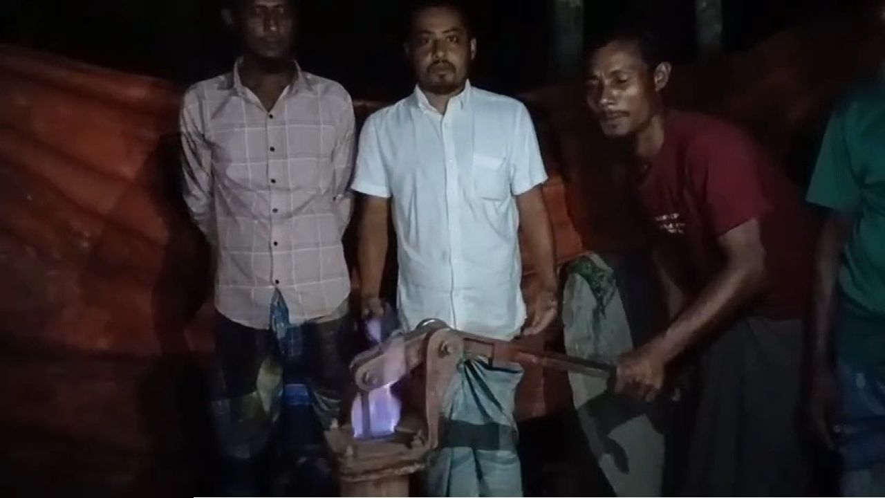 নোয়াখালীতে নতুন টিউবওয়েলে দিয়াশলাই ধরতেই জ্বলছে আগুন