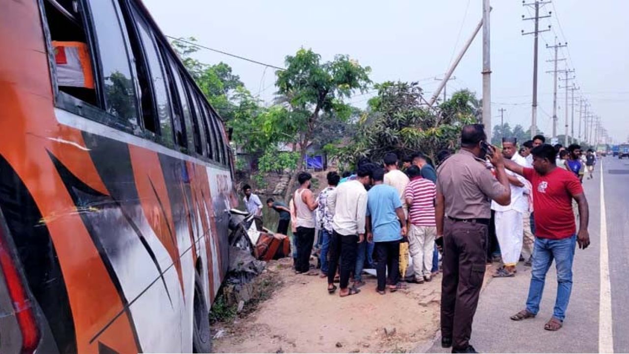 চান্দিনায় পথচারীকে বাঁচাতে গিয়ে বাসের ধাক্কা: বিদ্যুৎ খুঁটির সাথে সংঘর্ষে বৃদ্ধ নিহত