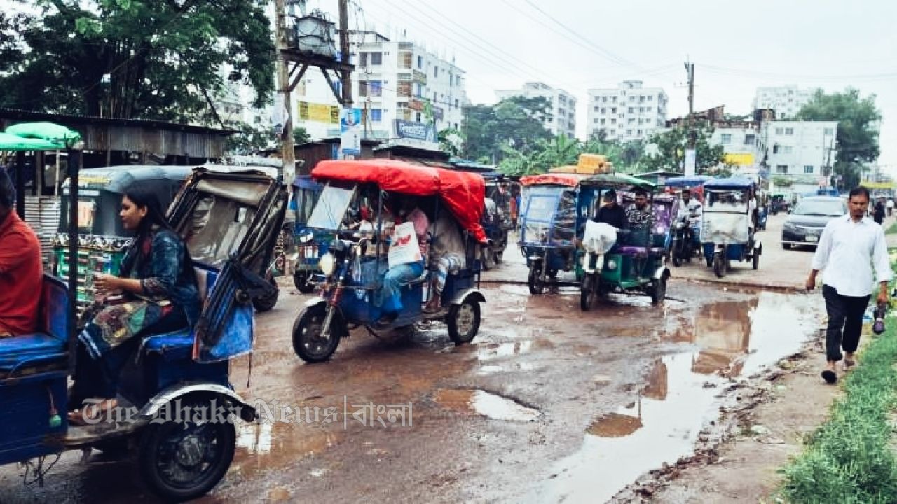 একদিনেই উঠে গেলো নতুন সড়কের পিচ ঢালাই 