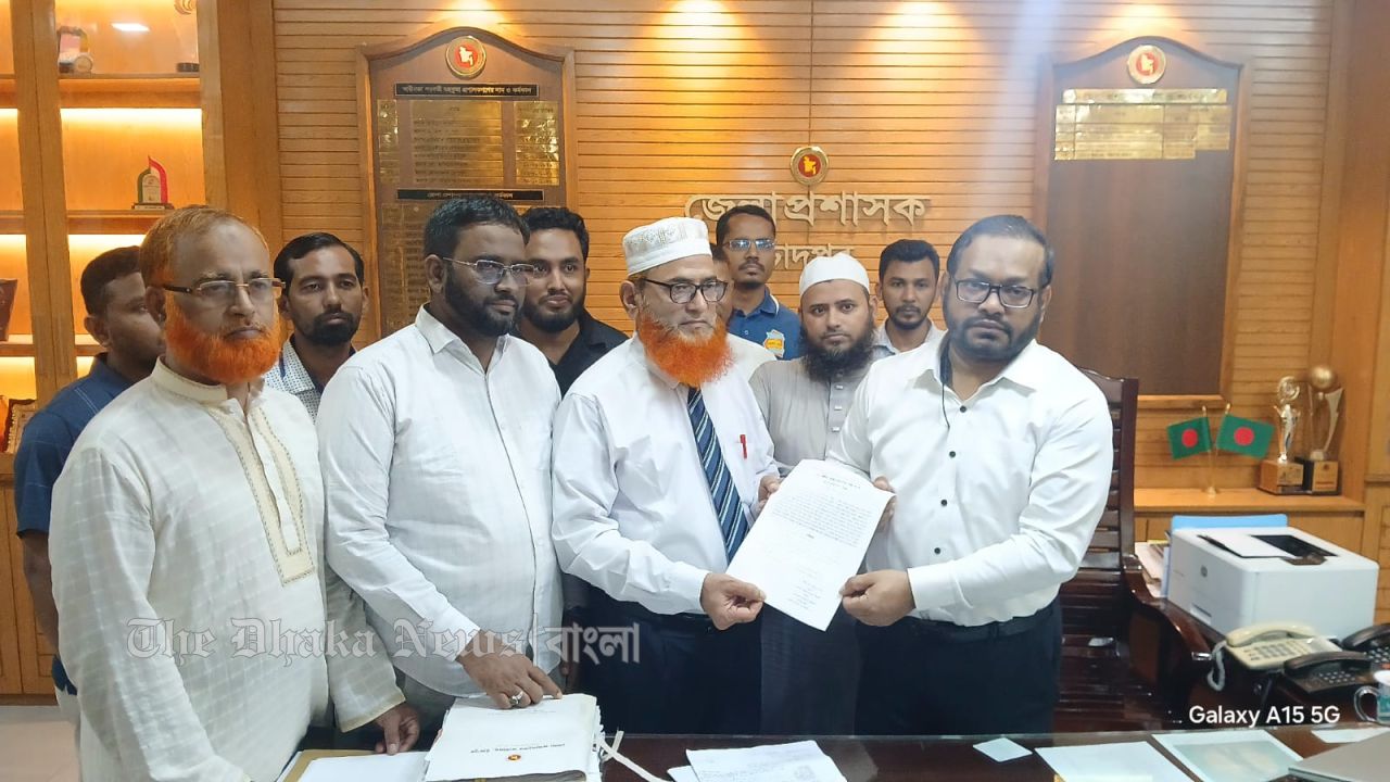 জ্বালানি-গ্যাস সংকট ও দ্রব্যমূল্যের ঊর্ধ্বগতির প্রতিবাদে চাঁদপুরে ১১ দলীয় জোটের স্মারকলিপি