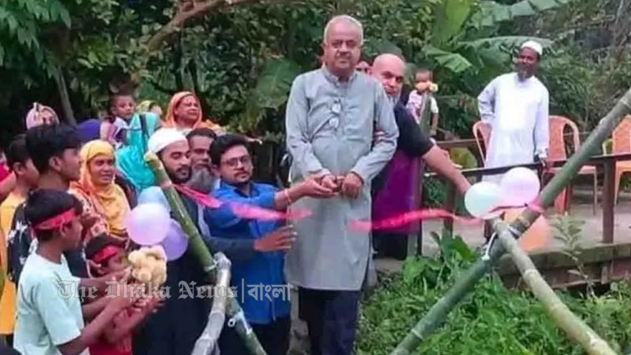 লাল ফিতা কেটে বাঁশের সাঁকো উদ্বোধন করলেন বিএনপি নেতা