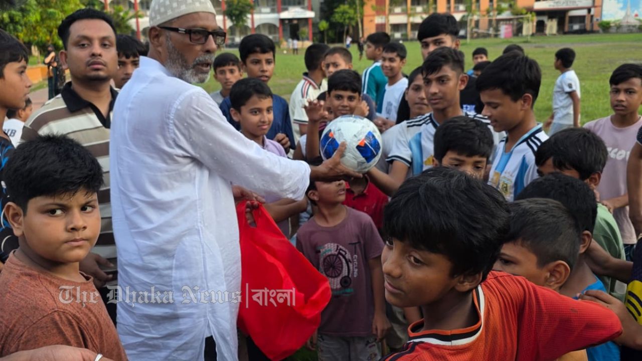 চাঁদপুরে সড়কের উন্নয়ন কাজ পরিদর্শন, কিশোরদের মাঝে ক্রীড়া সামগ্রী বিতরণ করলেন পলাশ