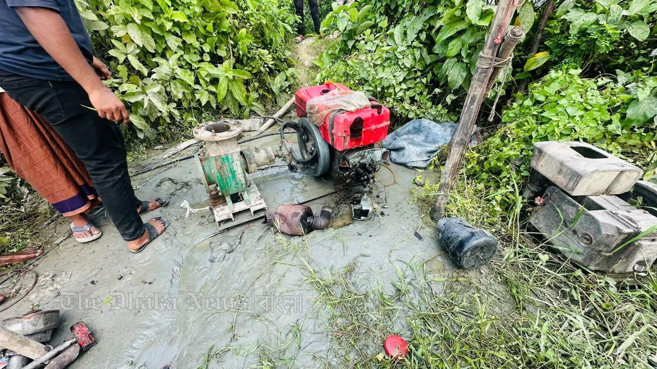 ভ্রাম্যমাণ আদালতের অভিযান: অবৈধ ২ ড্রেজার ও ১৫ শ’ পাইপ বিনষ্ট