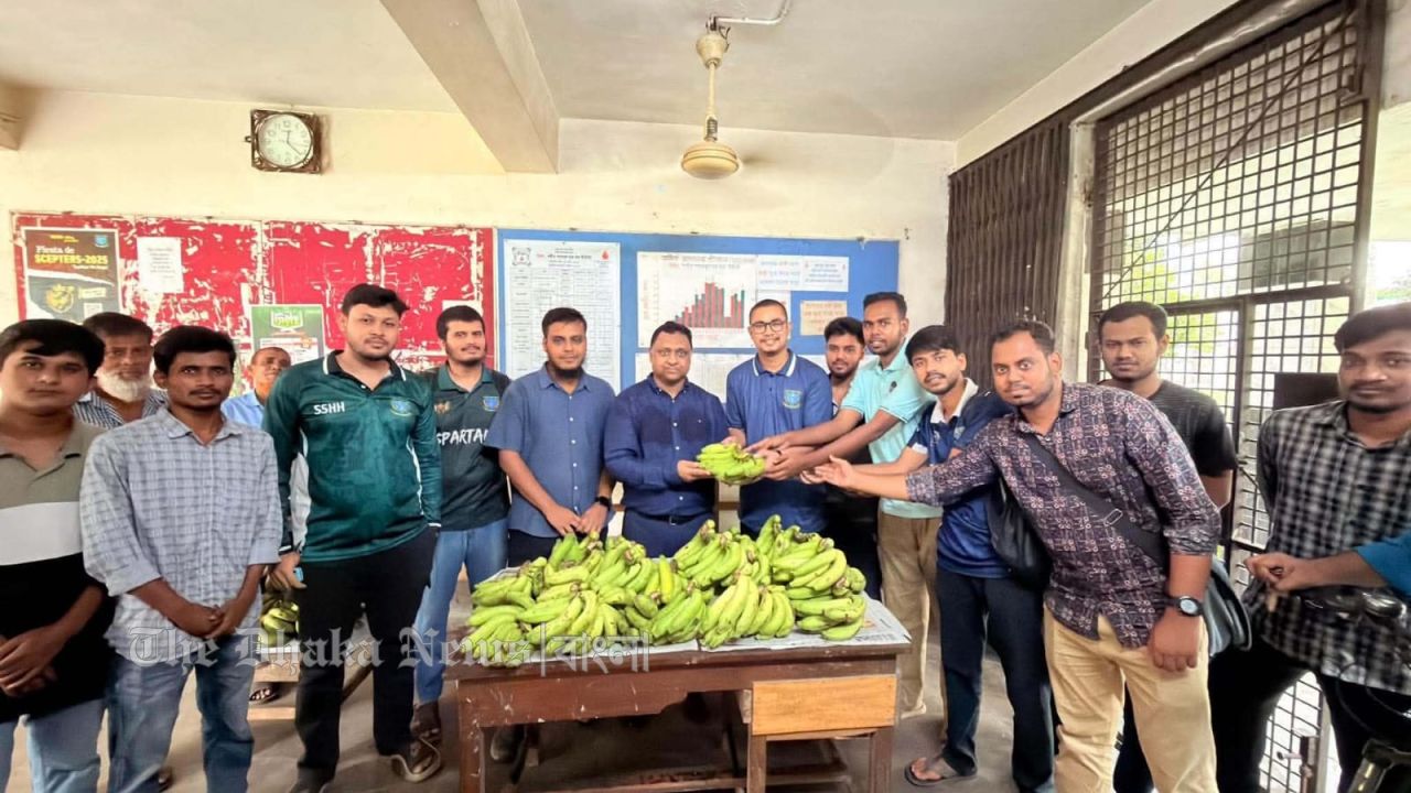 বাকৃবিতে কলা বিতরণ, দুধ-ডিম কেন নয় প্রশ্ন শিক্ষার্থীদের