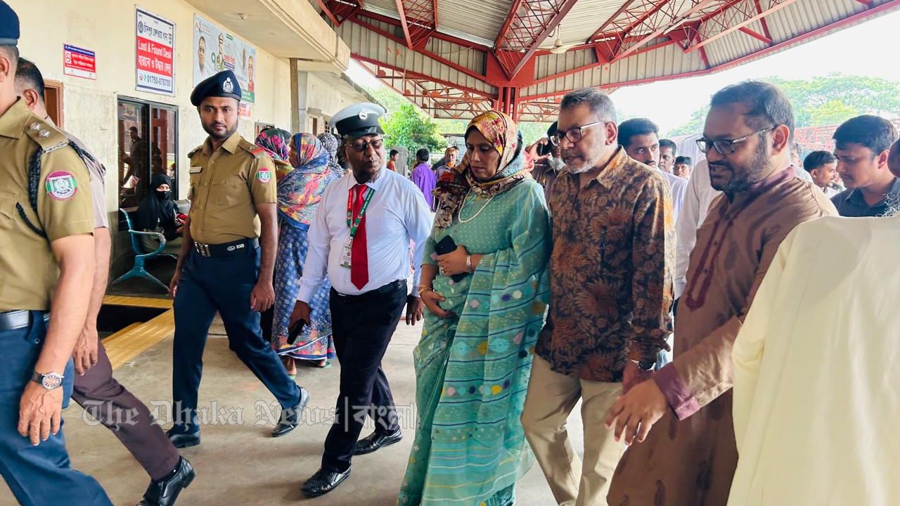 সংক্ষিপ্ত সফরে স্টেশন ও তিন নদীর মোহনা পরিদর্শনে রেল সচিব