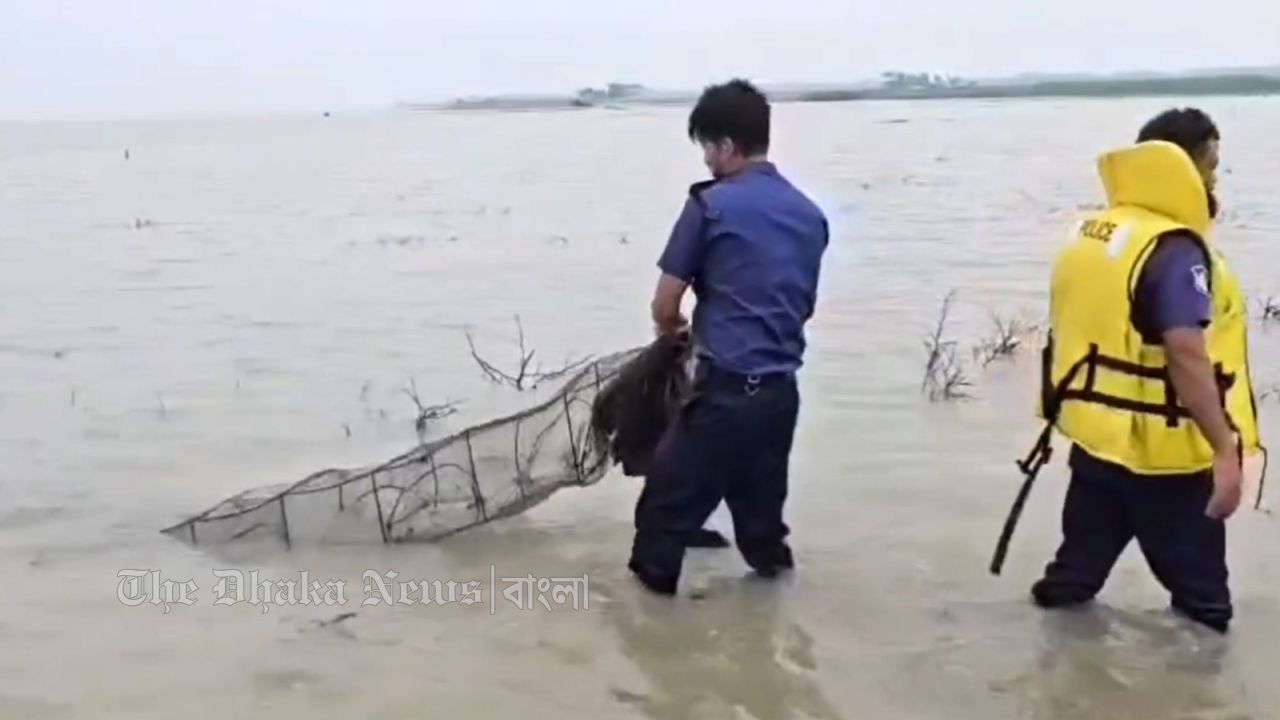 নিষিদ্ধ চায়না জালসহ চাঁদপুরে ৩ জেলে গ্রেপ্তার