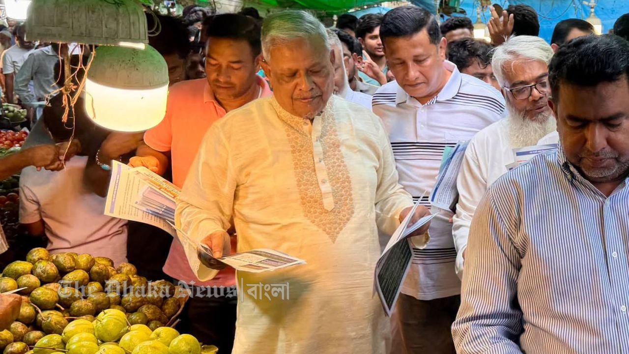 জ্বালানি ও নিত্যপণ্যের দাম নিয়ে প্রচারপত্র বিতরণ করলেন এমপি শাহজাহান