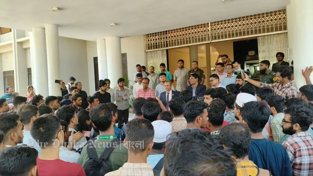 নজরুল বিশ্ববিদ্যালয়ে হামলাকারীদের শাস্তির দাবিতে শিক্ষার্থীদের মানববন্ধন 